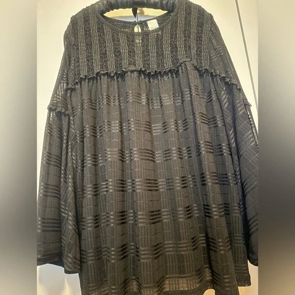 Time and Tru Black Textured Blouse – Women’s XXL – Flare Sleeve Detail - Picture 3 of 7
